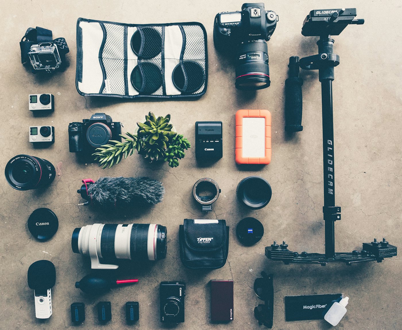 Fotógrafos preparando equipamento sobre a mesa